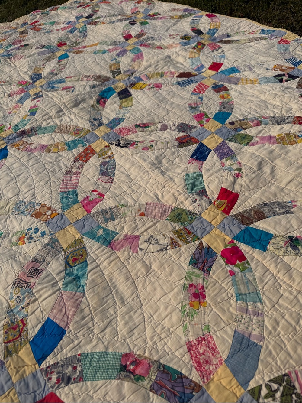 Handcrafted Cream Double Wedding Ring Patchwork Quilt - Multicolor